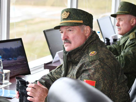 ﻿Лукашенко заявив, що в разі війни кожному білорусу видадуть зброю 