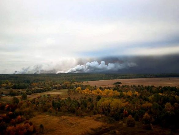 ﻿Пожежа на арсеналі в Чернігівській області. У ДСНС повідомили, що від вибухонебезпечних предметів потрібно очистити 16-кілометрову зону