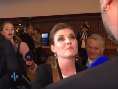 ﻿Українські делегати в ПАРЄ заспівали російській журналістці гімн України. Відео