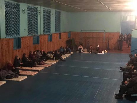 ﻿Вибухи в Чернігівській області: евакуйовані жителі ночували на матах у школах і дитсадках. Фоторепортаж