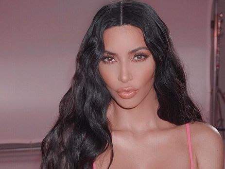 Кардашян показала новый снимок в микрокупальнике