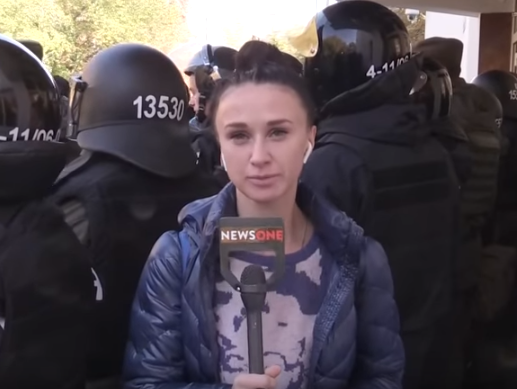 NewsOne заявил, что корреспондента и оператора телеканала облили клеем под МВД