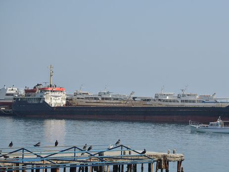 ﻿У Криму суховантаж з українськими моряками на борту одержав пробоїну