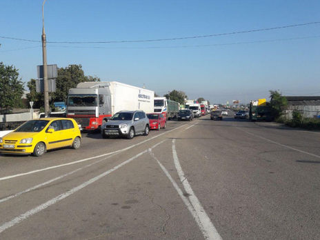 В Украине прошла акция против роста цен на бензин, в некоторых регионах протестующие блокировали дороги