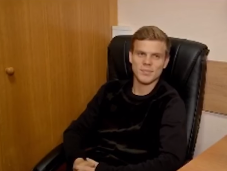 ﻿Слідчі допитали футболістів збірної РФ Кокоріна і Мамаєва, підозрюваних у побитті трьох осіб. Відео