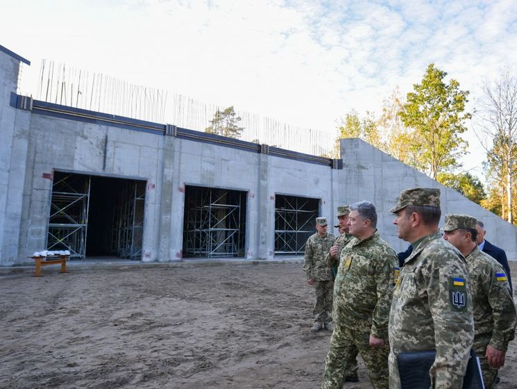 ﻿Порошенко: В Україні буде збудовано 136 сховищ боєприпасів протягом 34 місяців
