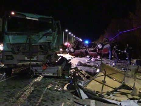 В Чувашии грузовик столкнулся с микроавтобусом, 12 погибших