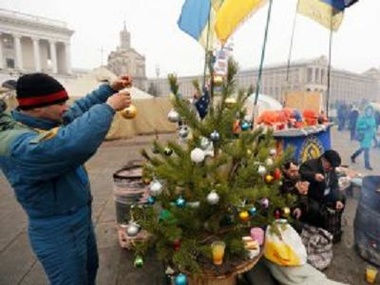 На Евромайдане уже собираются люди и занимают места на новогоднюю ночь