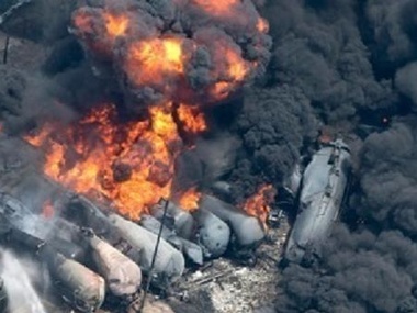 В США потерпел крушение перевозящий нефть поезд