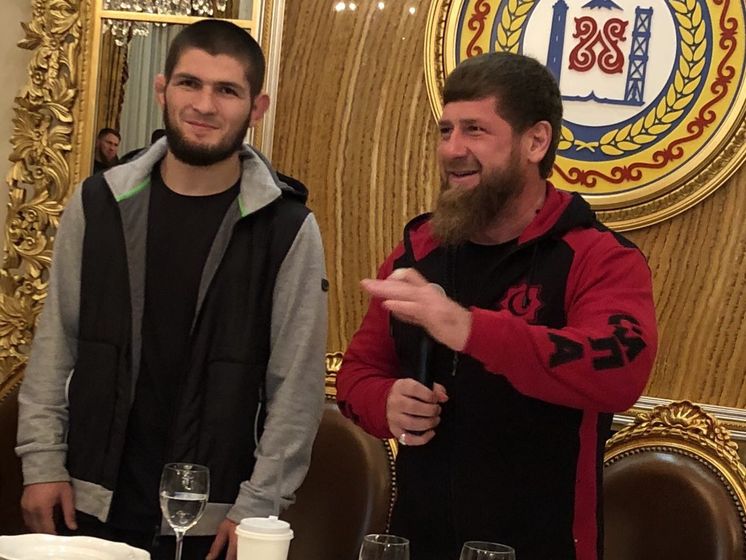 После победы над Макгрегором Нурмагомедову в Чечне подарили автомобиль и присвоили звание почетного гражданина Грозного