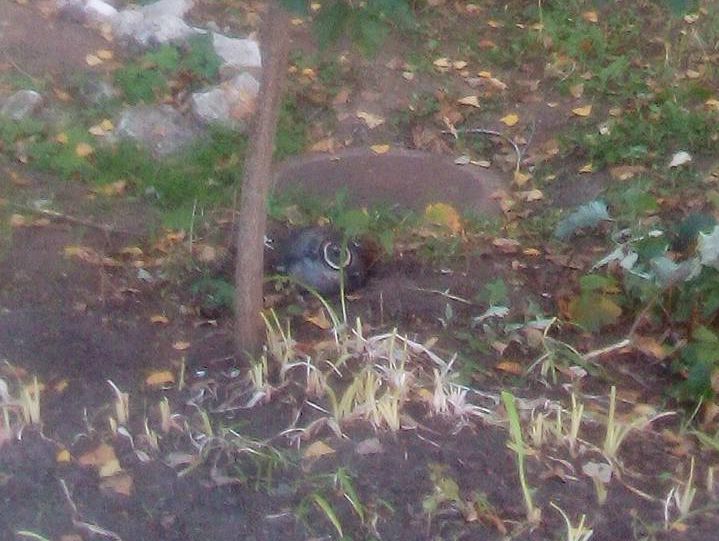 В Лисичанске в клумбу возле школы упала часть ракеты