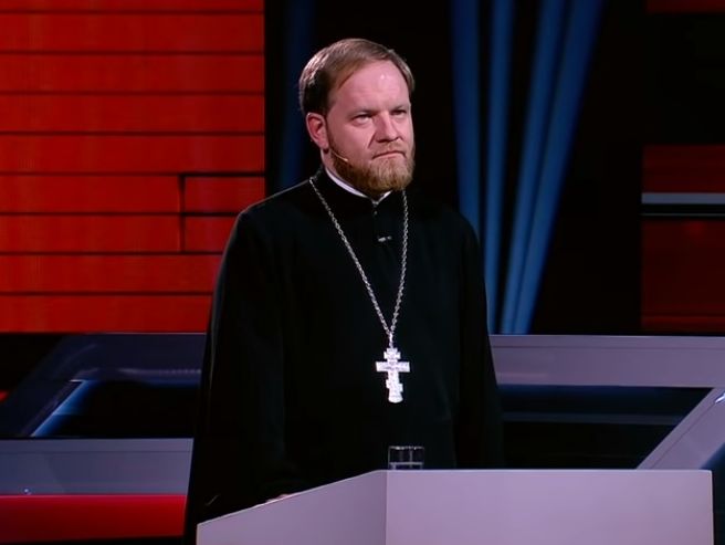 Пресс-секретарь патриарха Кирилла ответил "так точно!" на вопрос, можно ли обращаться к нему "отец Александр". Видео