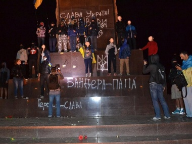 Памятник Ленину в Харькове теперь раскрашен патриоическими граффити