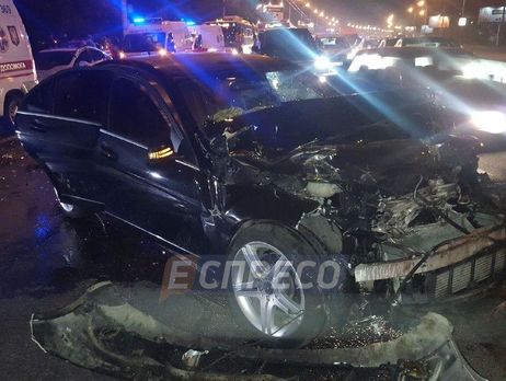 На проспекте Ватутина в Киеве произошло второе за день ДТП: Mercedes въехал в маршрутное такси с 10 пассажирами