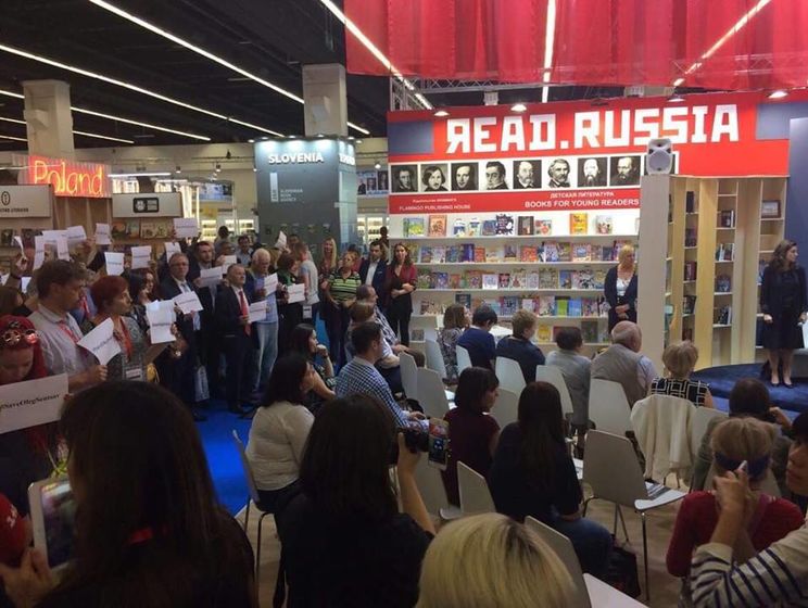 На Франкфуртской книжной ярмарке прошла акция в поддержку Сенцова и других политзаключенных