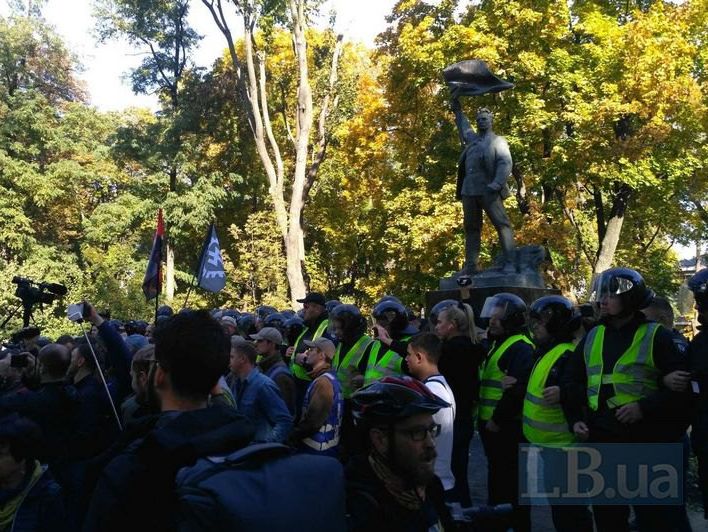 ﻿Представники Організації українських націоналістів не змогли знести пам'ятник Ватутіну в Києві