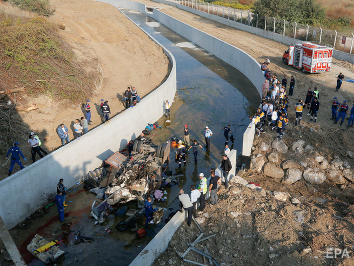 В Турции грузовик с мигрантами упал с моста: погибли 22 человека