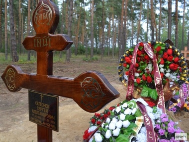 Фото кладбища украинских военных с флагами на могилах