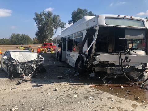 ﻿У ДТП з автобусом у Каліфорнії постраждало понад 40 осіб