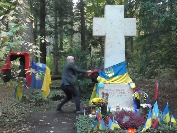 В Мюнхене пророссийский пропагандист Филлипс поглумился над могилой Бандеры