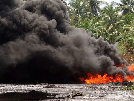 У Нігерійській національній нафтовій корпорації заявляють, що пожежа почалася через вандалів, які пошкодили трубопровід