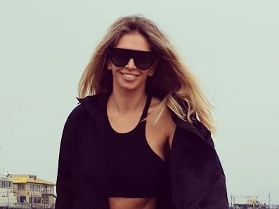 Брежнева показала голый пресс и спину