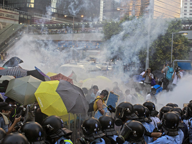 В Гонконге на митинг за свободные выборы вышли тысячи человек, начались столкновения с полицией