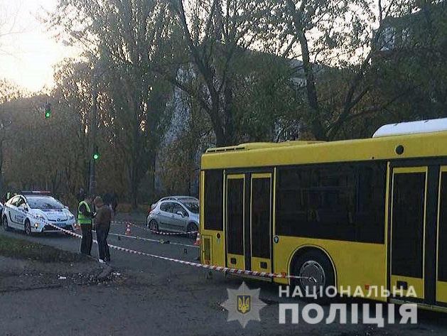﻿У Києві на постраждалого під час бійки чоловіка наїхав автобус – поліція