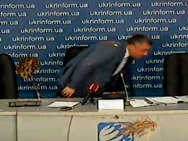 В экс-генпрокурора Махницкого кинули тортом во время пресс-конференции
