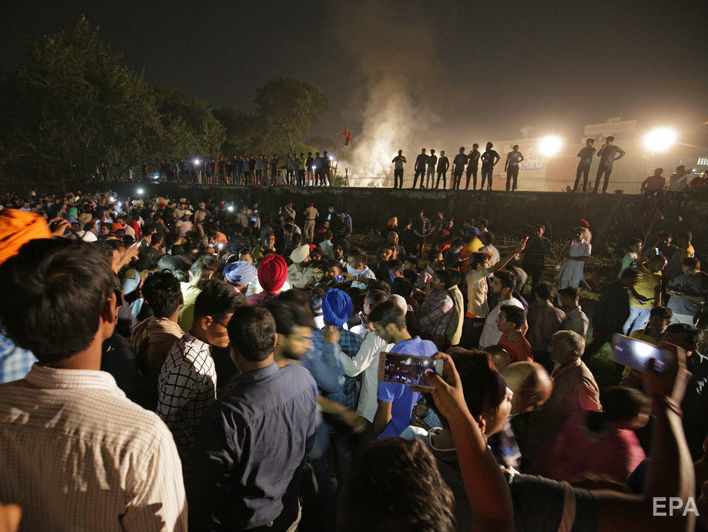 ﻿В Індії потяг в'їхав у натовп, загинуло щонайменше 58 осіб
