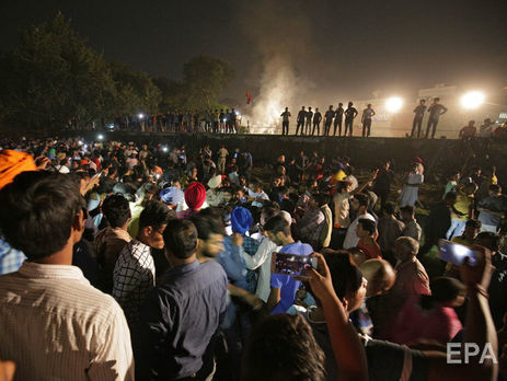 В Индии поезд въехал в толпу, погибли минимум 58 человек