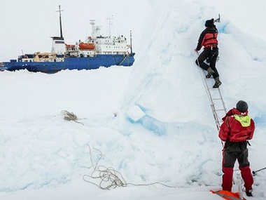 Спасатели эвакуировали часть экипажа с судна "Академик Шокальский"