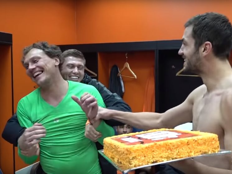 "Шахтер" поздравил Пятова с 400-м матчем за клуб тортом в лицо. Видео