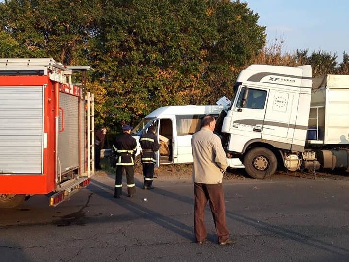 ﻿У Черкаській області автобус із дітьми потрапив в аварію, постраждала дівчинка померла в лікарні
