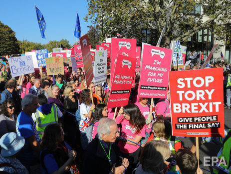 В Лондоне сотни тысяч британцев вышли на марш за новый референдум по Brexit. Фоторепортаж