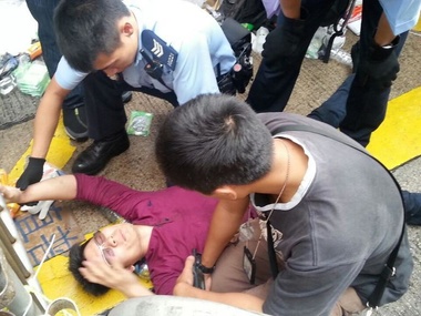 Столкновения участников "революции зонтиков" в Гонконге с титушками. Фоторепортаж