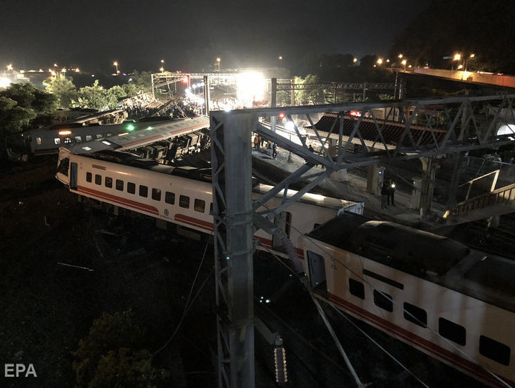 Унаслідок аварії поїзда на Тайвані загинуло щонайменше 18 осіб