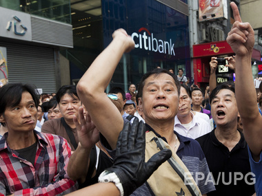 В Гонконге полиция задержала членов китайской мафии, которые провоцировали столкновения со студентами