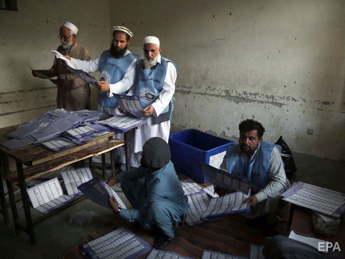 В первый день выборов в Афганистане в результате терактов погибли по меньшей мере 28 человек