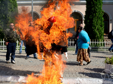 Одесские евромайдановцы сожгли чучело, "похожее на Кивалова". Фоторепортаж