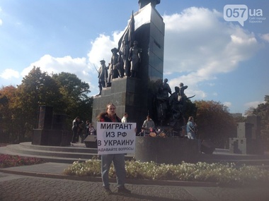 Москвич вышел на одичночный пикет в центре Харькова