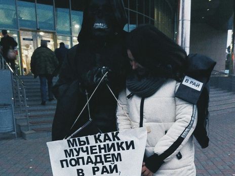 После заявления Путина о ядерной войне в РФ в костюме Смерти опросили прохожих, хотят ли они 