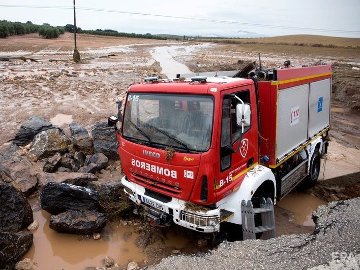 ﻿Південь Іспанії накрила повінь, водою змило рятувальника