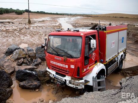 Юг Испании накрыло наводнение, водой смыло спасателя