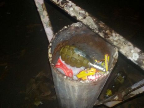 В Киеве патрульные полицейские задержали мужчину, угрожавшего взорвать гранату в магазине