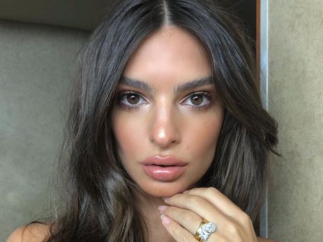 Ратаковски показала поцелуй с мужем