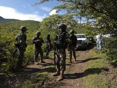 Мексиканские солдаты охраняют место захоронения