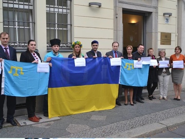 Вместе мы сильны. Сотрудники украинского посольства в Германии поддержали крымских татар