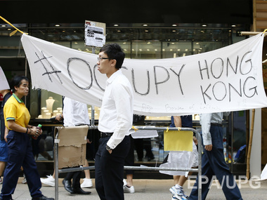 Протестующие в Гонконге усиливают свое присутствие у правительственных зданий