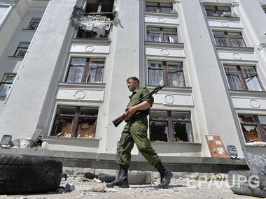 СМИ: Боевики обстреляли митинг в Свердловске Луганской области